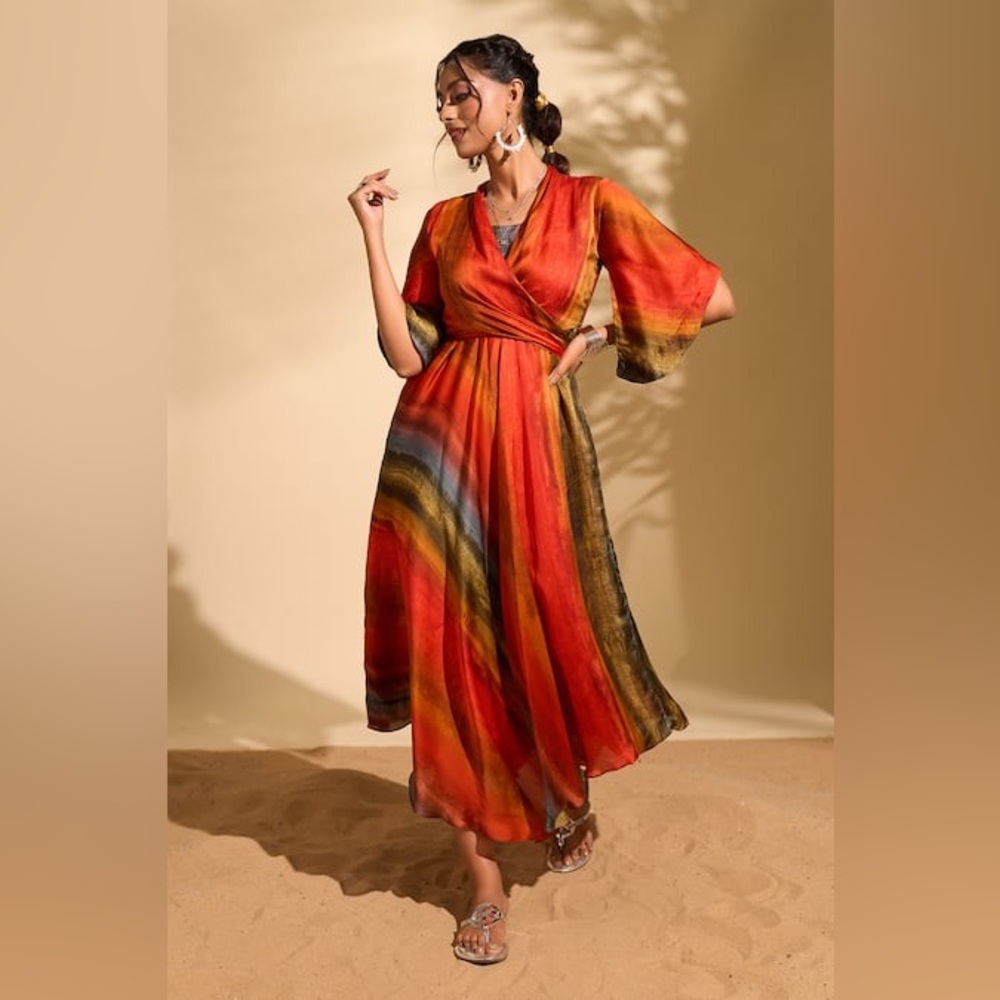 Organza, Satin
Wrap style
V-neck
Flared sleeves
Midi
Side pockets
Asymmetric hem